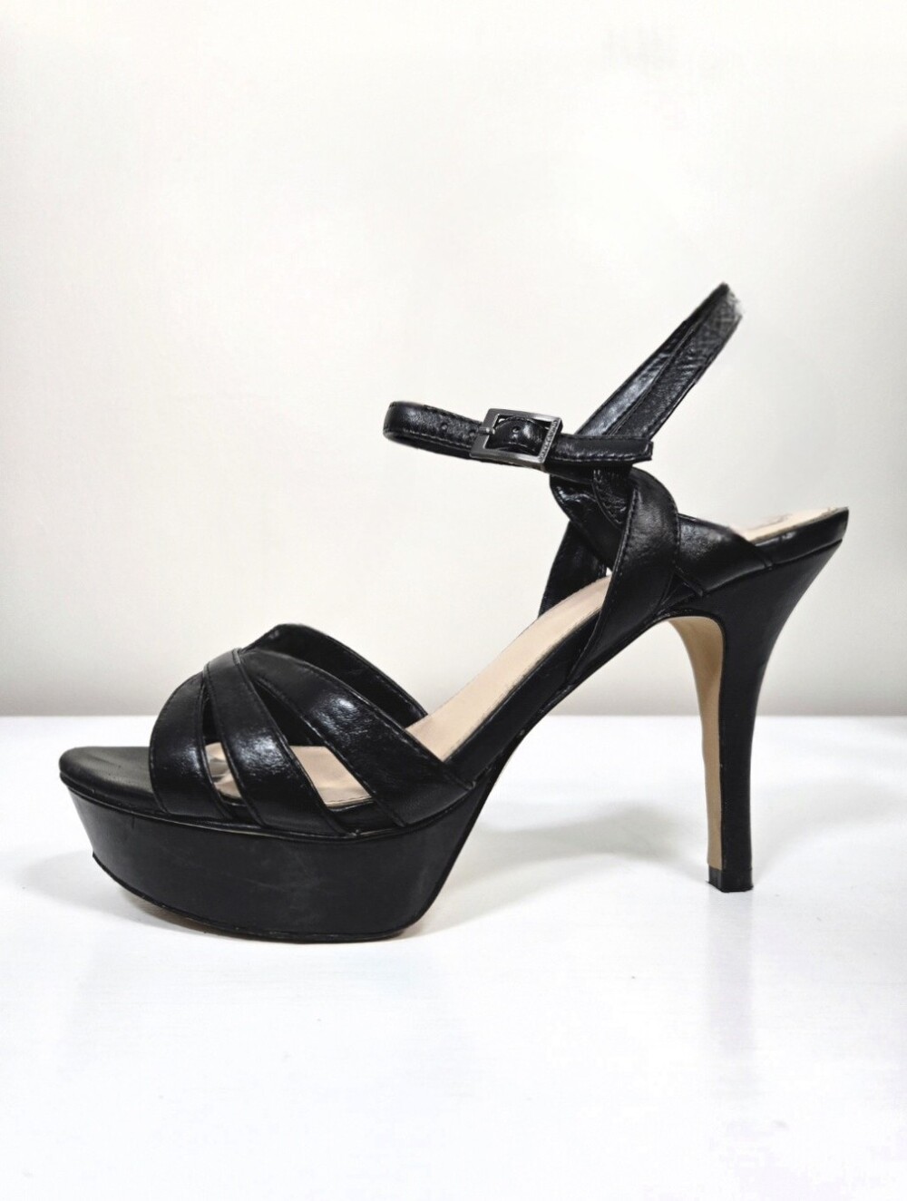 Vince Camuto Peppa Black Leather Strappy Sandals, Size 8 ~ VGUC